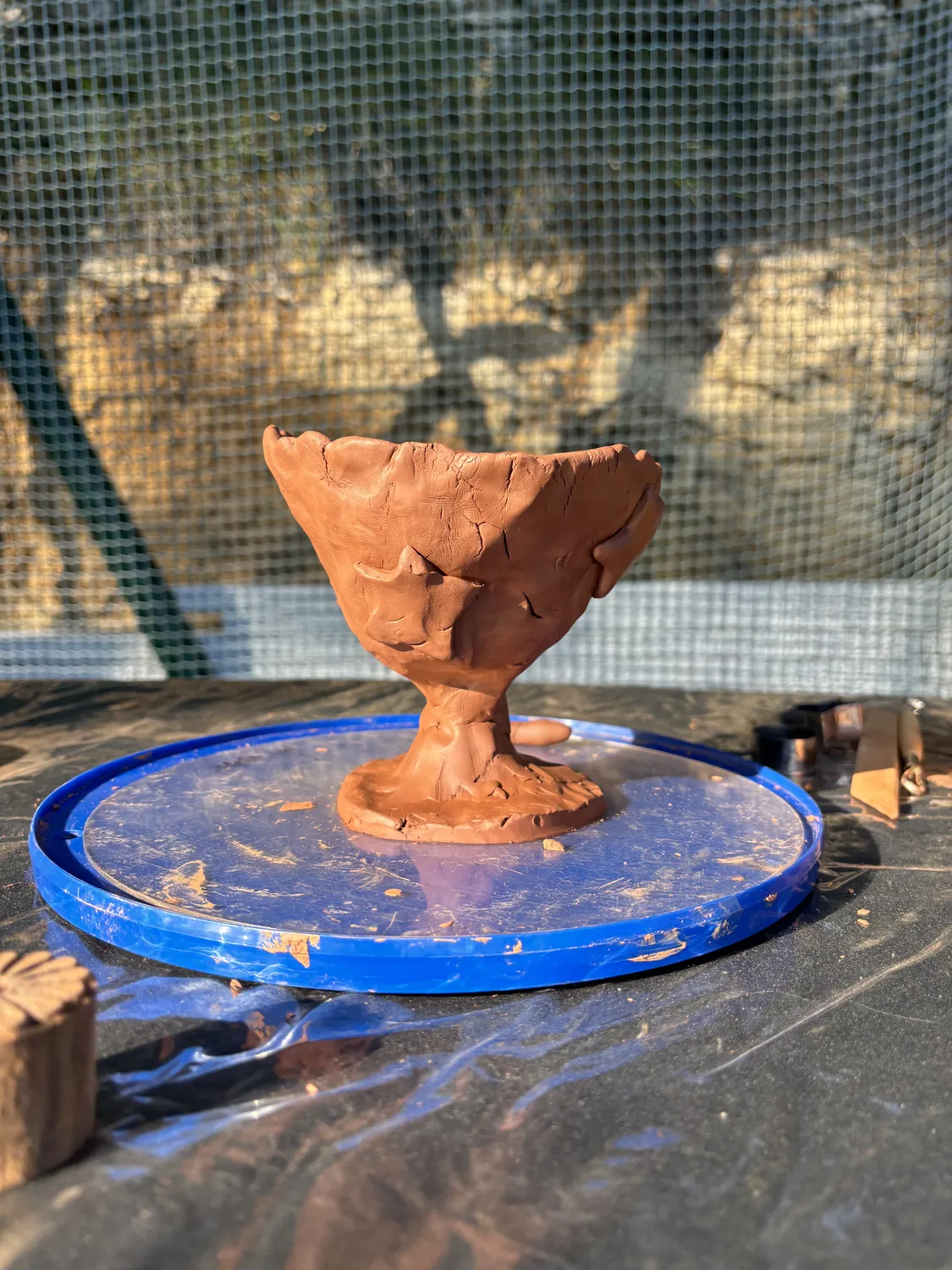 Une pièce modelée à la main pendant l'une des épreuves