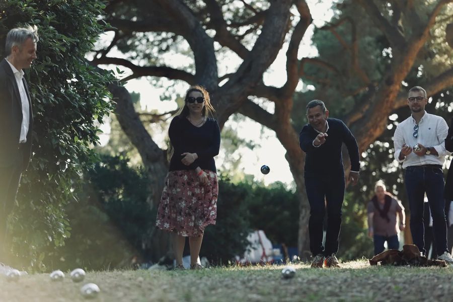 Partie de pétanque sous un grand chêne, en fin d'après-midi