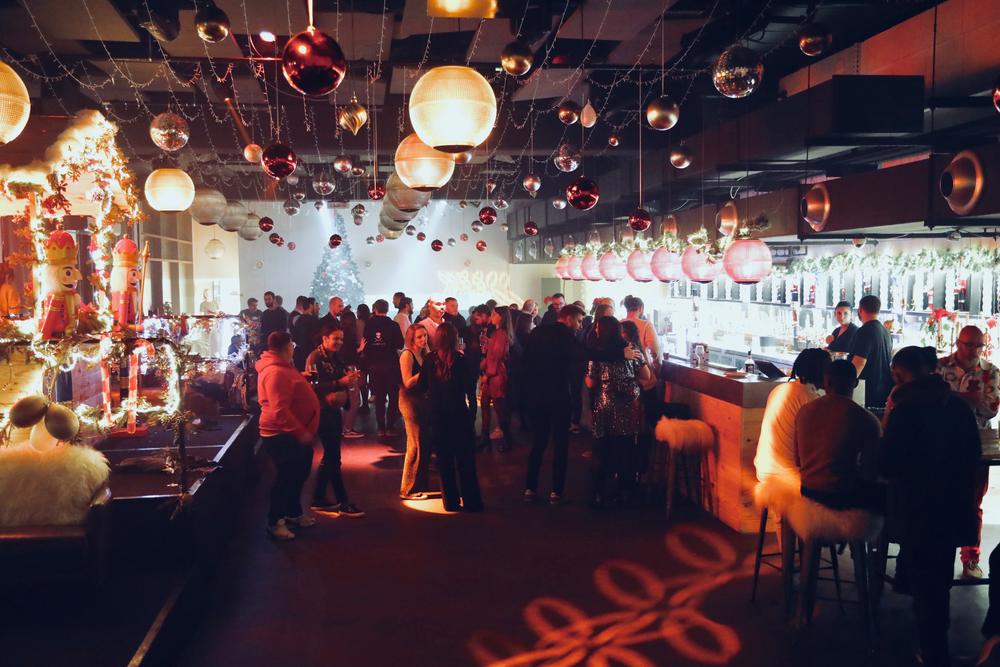 Soirée d'entreprise décorée pour les fêtes, piste de danse