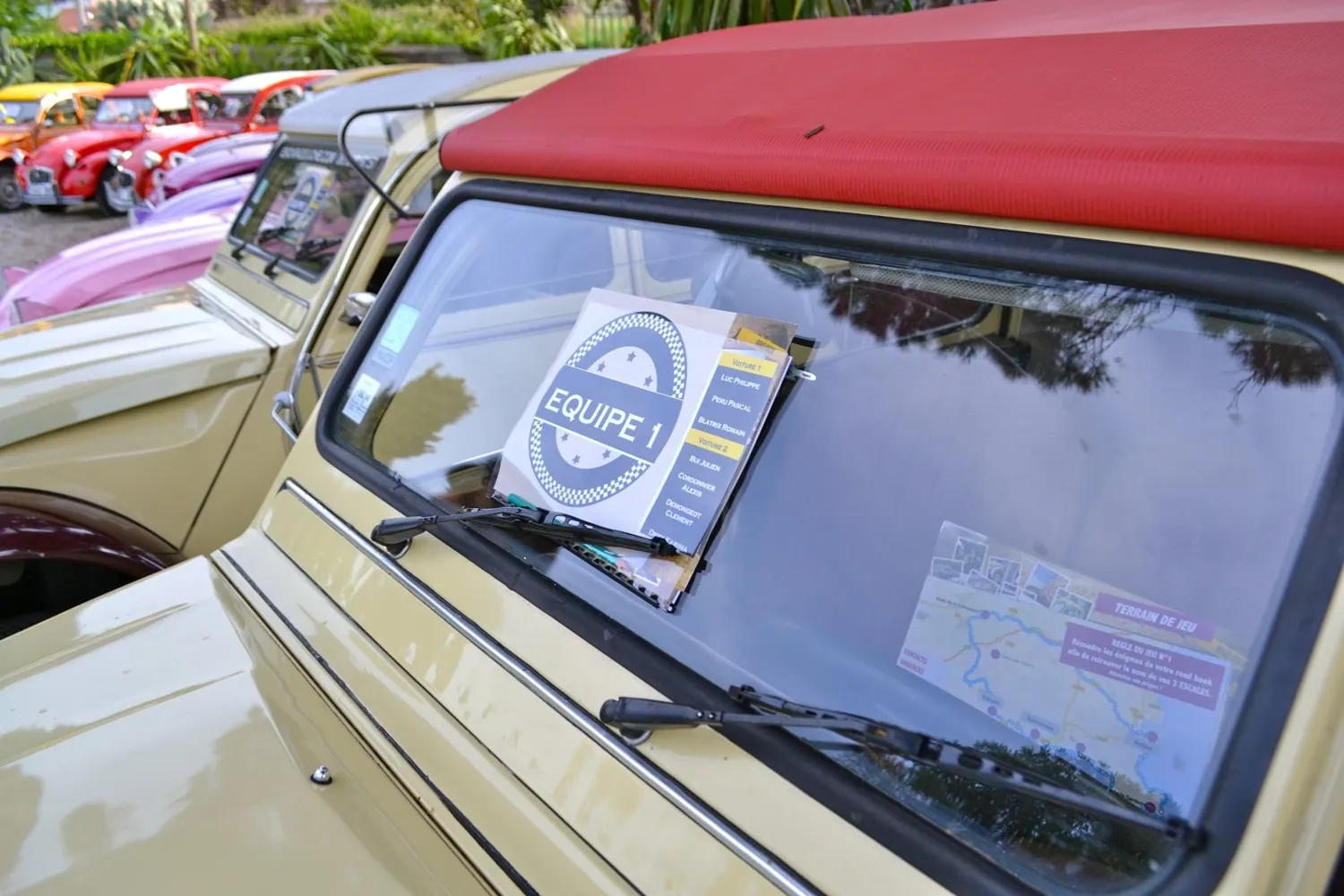 Road-book et carte d'étape posés sur le pare-brise d'une 2 CV