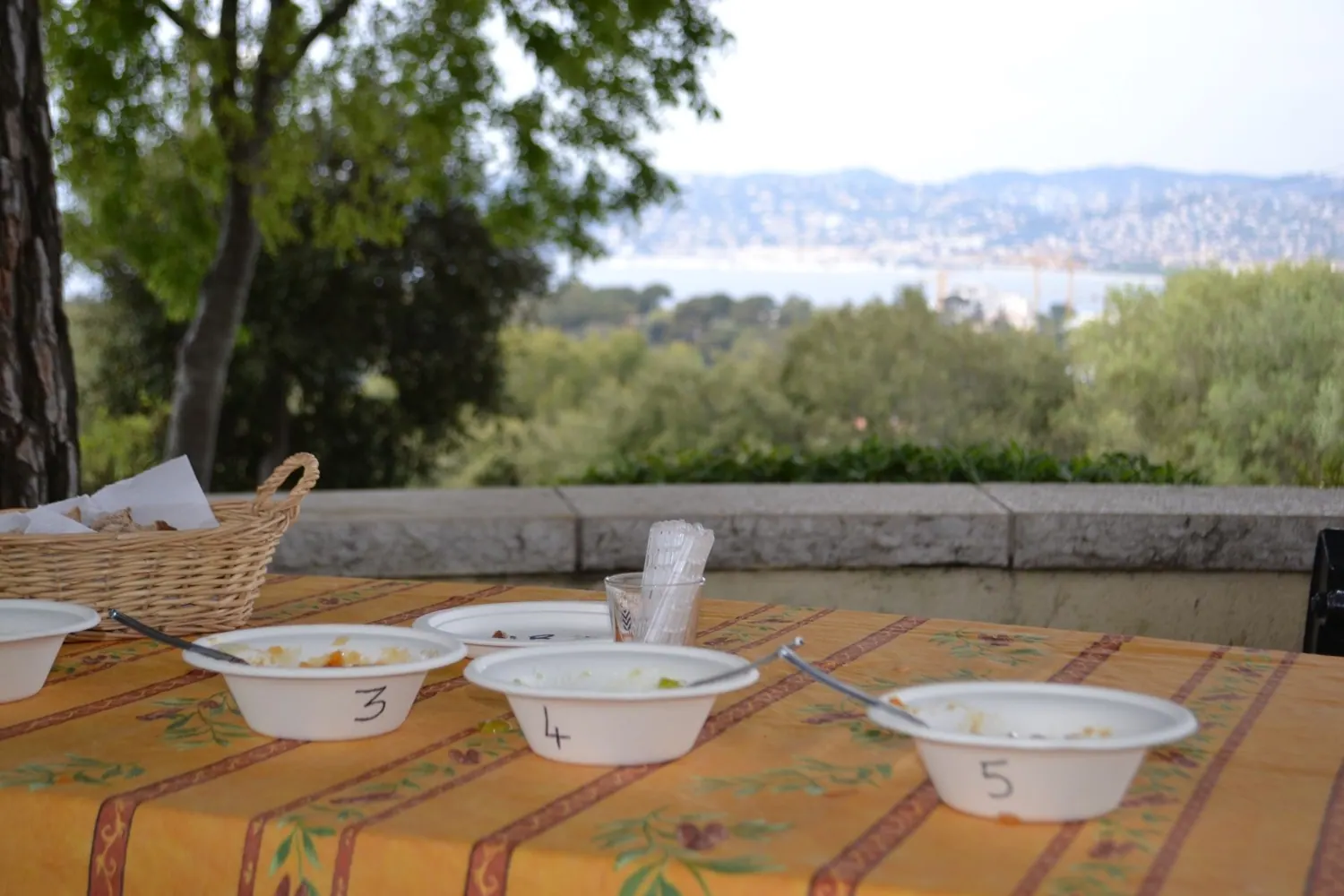 Table de dégustation dressée face à la mer, à l'arrivée d'un vignathlon