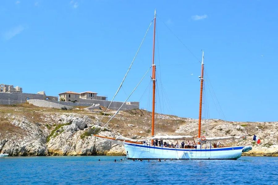 Vieux gréement au mouillage devant une île