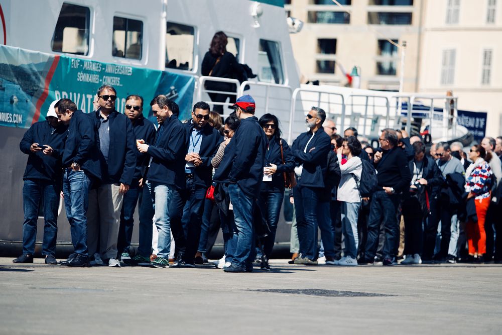 Invités rassemblés sur le quai avant l'embarquement