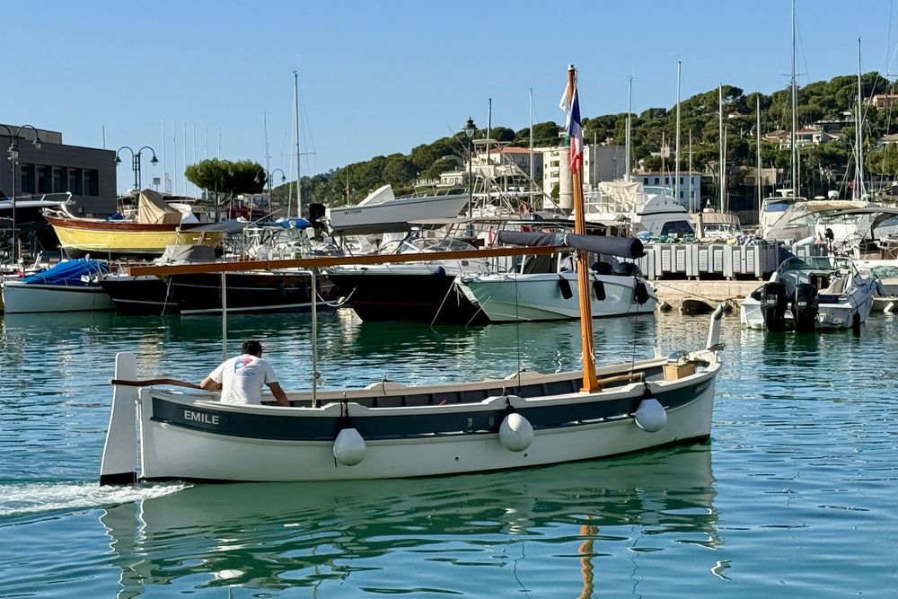 Pointu amarré dans le port de Cassis, devant les bateaux de plaisance