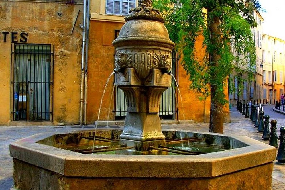 Une fontaine moussue au coin d'une rue