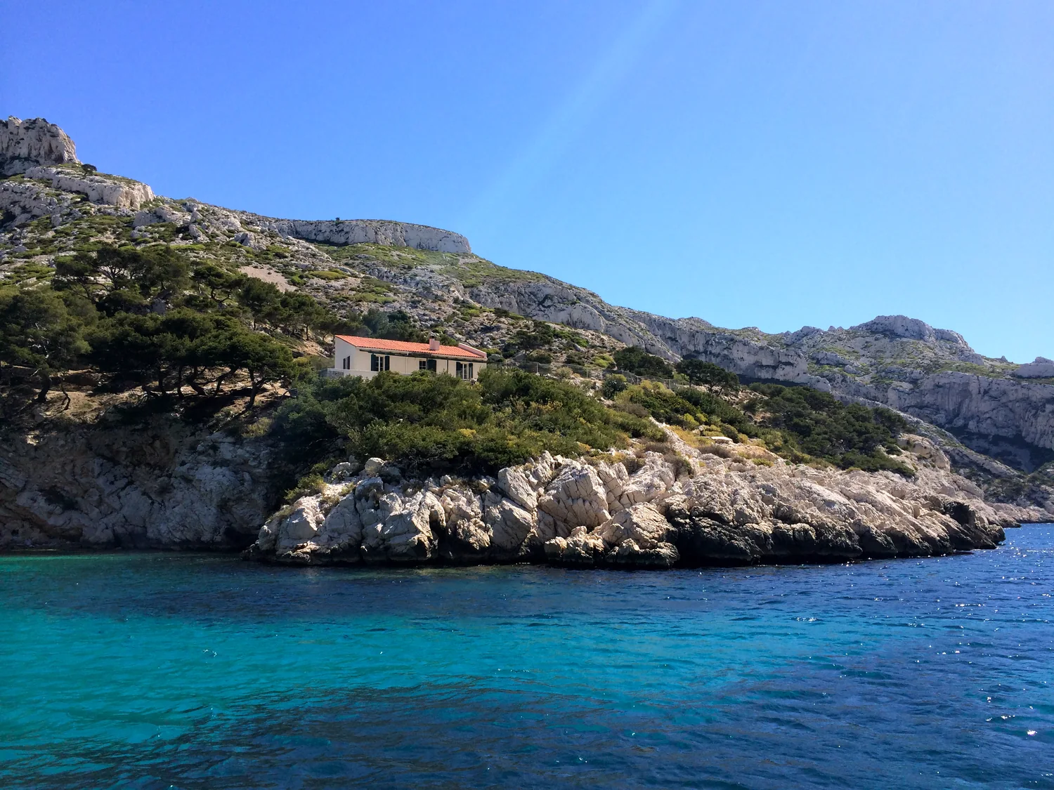 Un cabanon isolé sur la pointe, au-dessus de l'eau turquoise