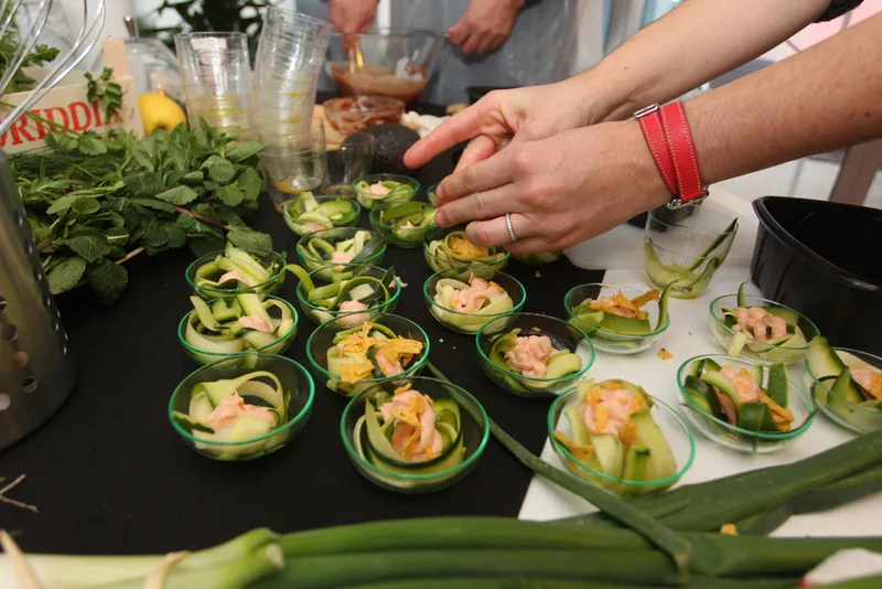 Gros plan sur le dressage de pièces cocktail au concombre et aux crevettes