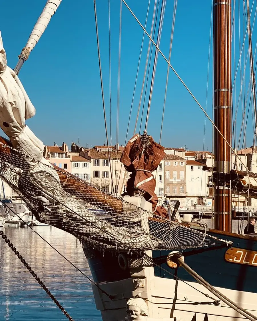 Vieux gréement amarré dans le vieux port de La Ciotat, devant les façades et la tour de l'horloge