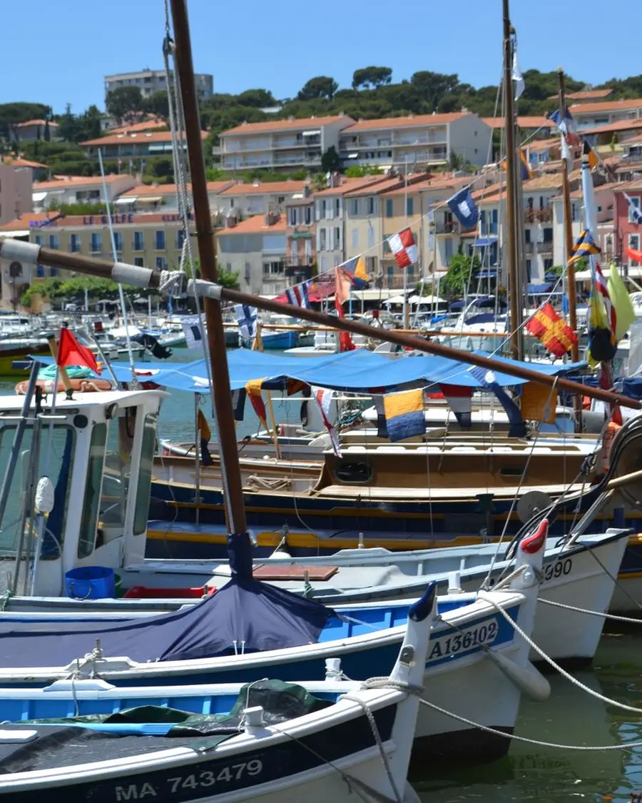 Pointus et façades colorées sur le port de Cassis