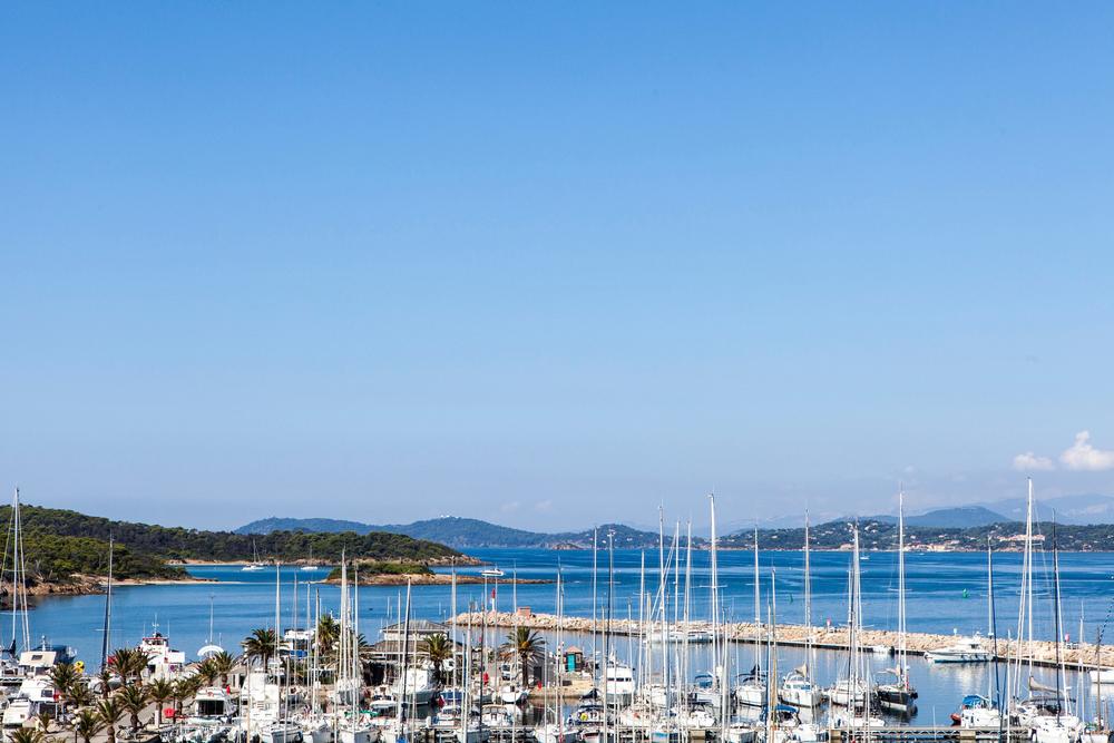 Le port de Porquerolles et ses voiliers, face aux collines