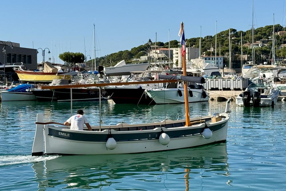 Pointu provençal traditionnel naviguant dans le port de Cassis