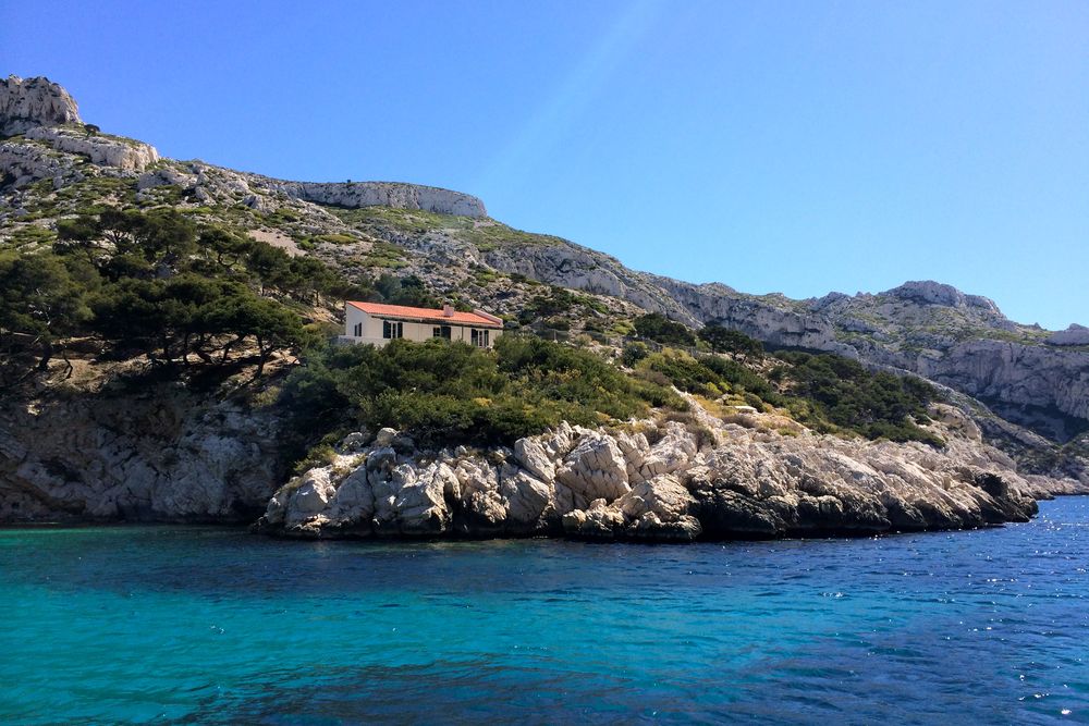 Eau turquoise au pied d'une calanque et de son cabanon