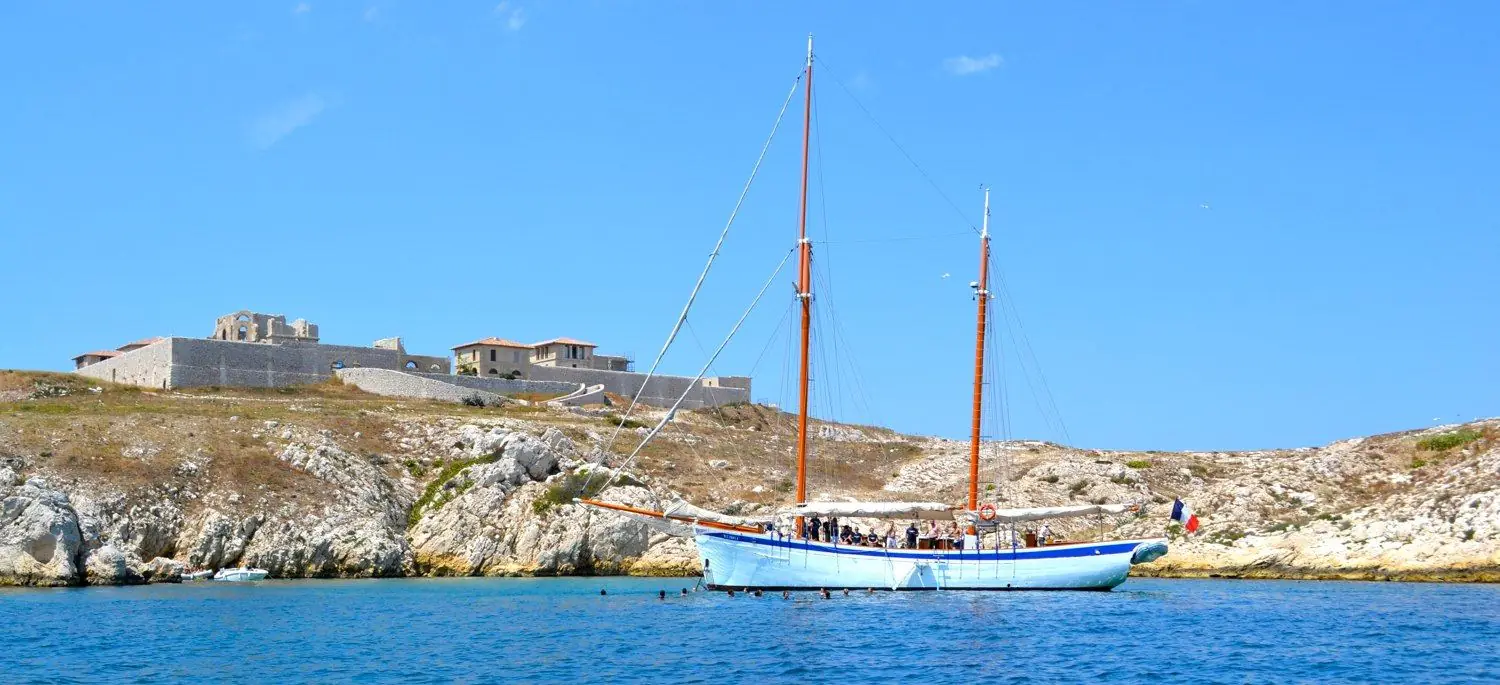 Vieux gréement au mouillage devant les îles du Frioul