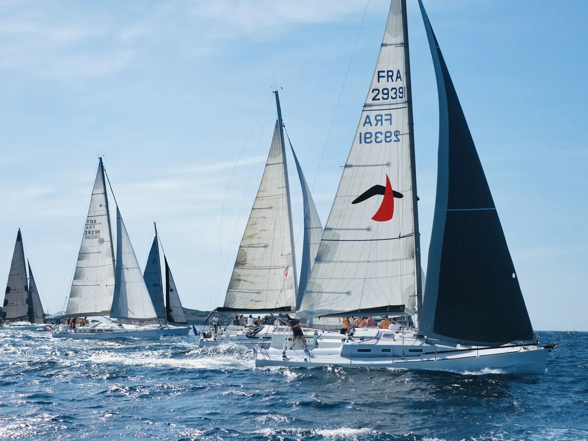 La flotte de huit voiliers au départ d'une manche, dans la baie de Bandol