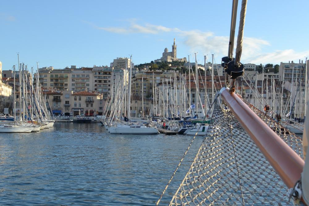 Le Vieux-Port de Marseille vu depuis le pont d'un voilier