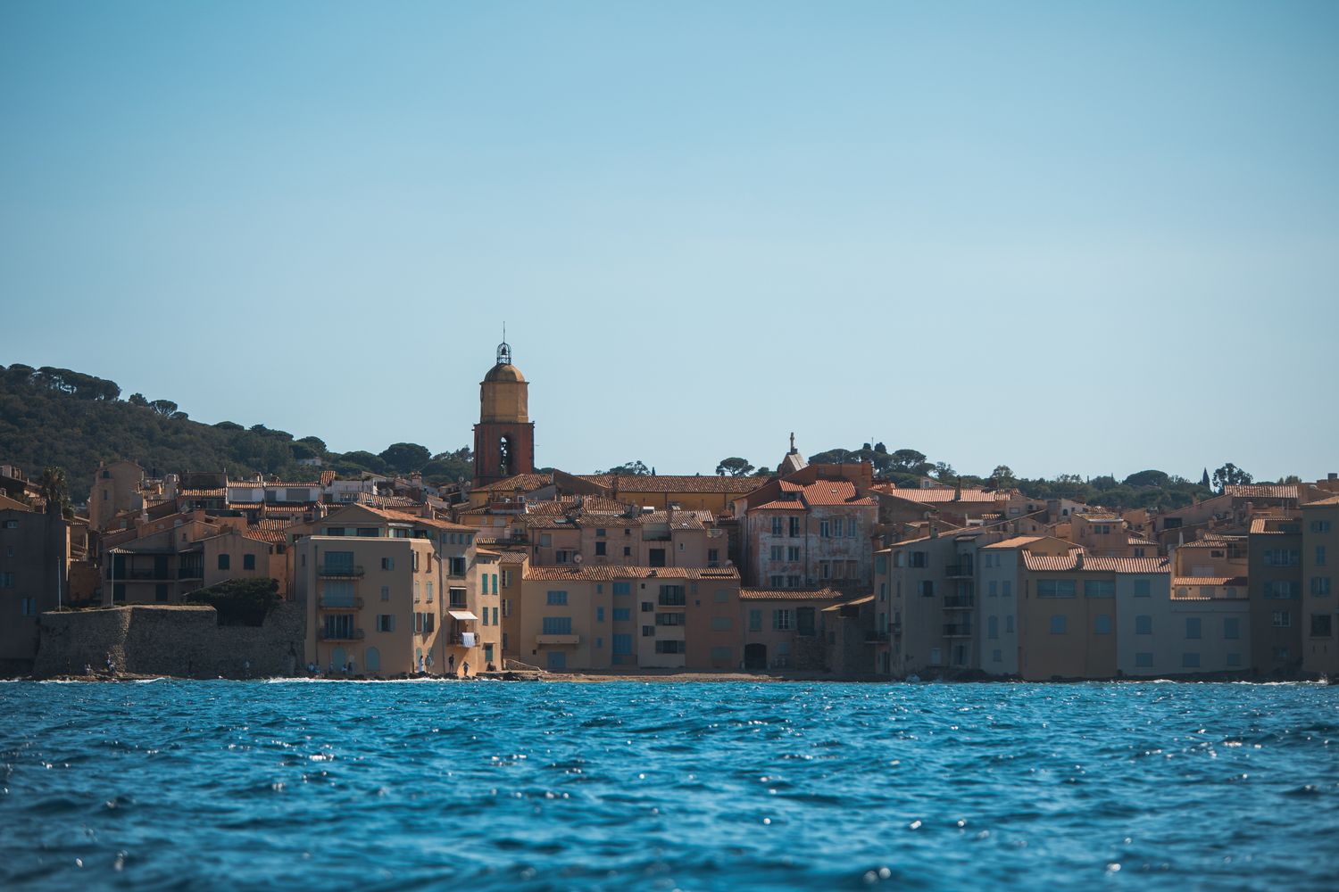 Le village de Saint-Tropez et son clocher vus depuis le golfe