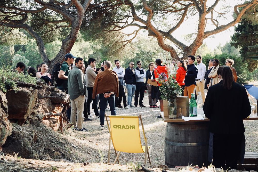 Toute l'équipe réunie pour l'apéritif sous les pins, en fin de journée