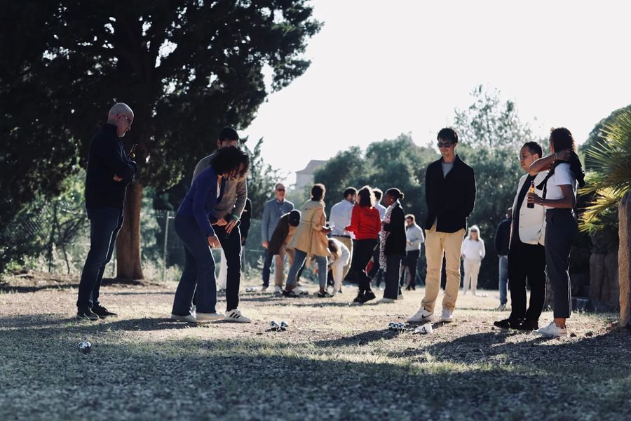 Tournoi de pétanque d'entreprise sur un terrain ombragé