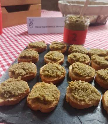 Toasts à la tapenade et carte de jeu : deux ingrédients à deviner