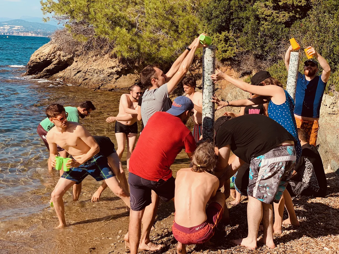 Équipe d'entreprise les pieds dans l'eau, épreuve d'un challenge nature