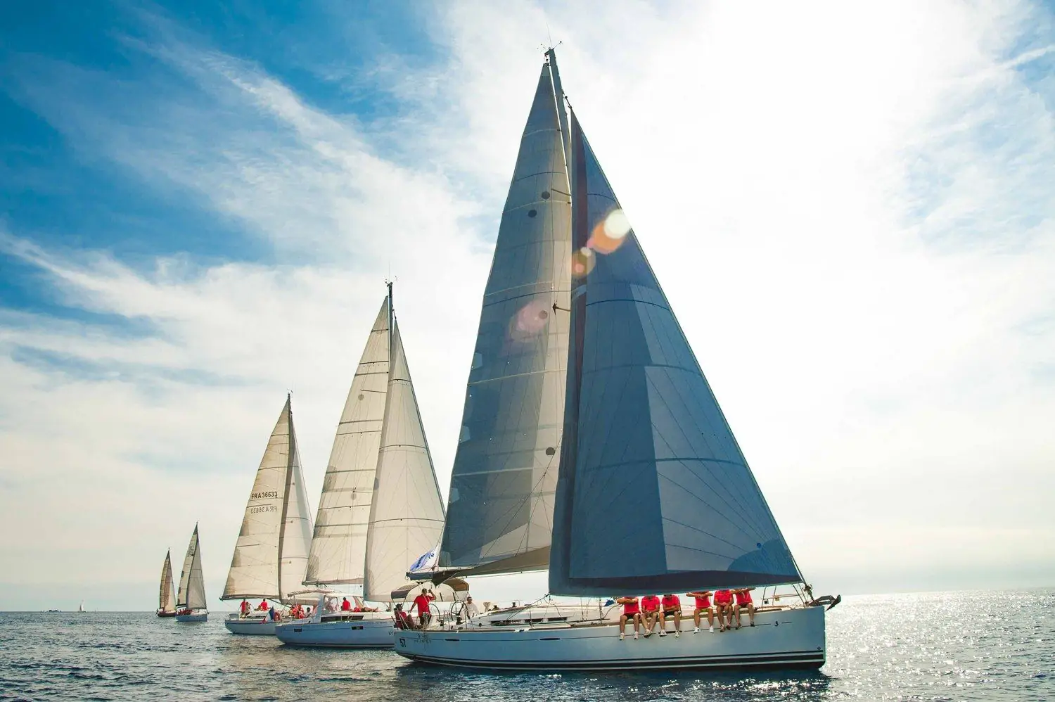Voiliers privatisés sous voiles au large, équipages à bord