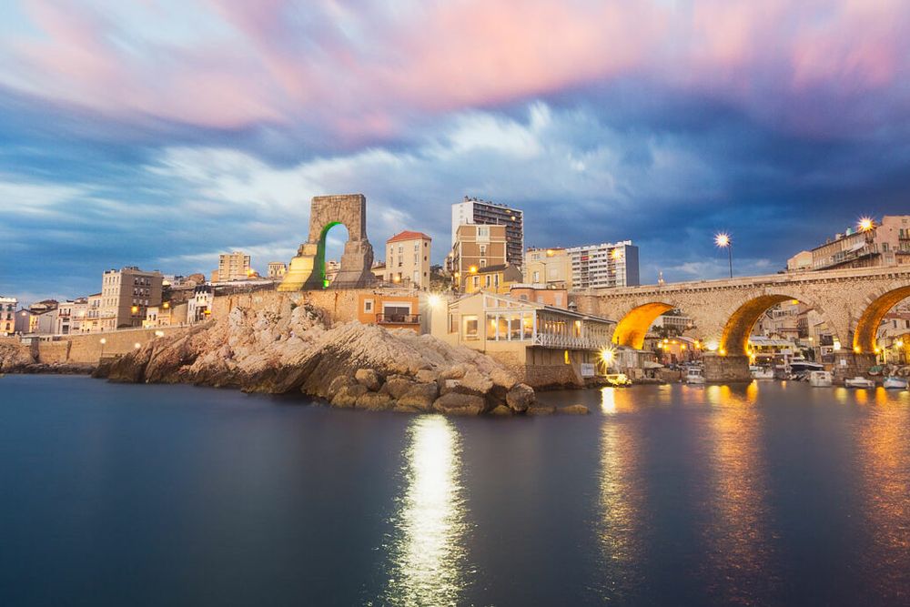 Le vallon des Auffes à Marseille, illuminé à la nuit tombée