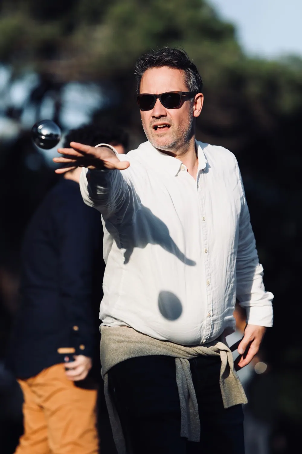 Un joueur s'apprête à tirer, boule en main