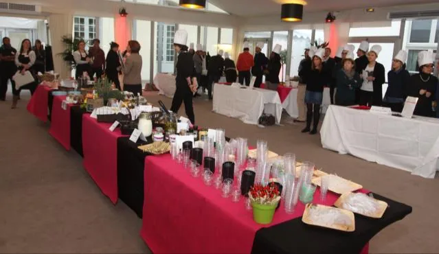 La salle installée en îlots, avec les tables de chaque brigade