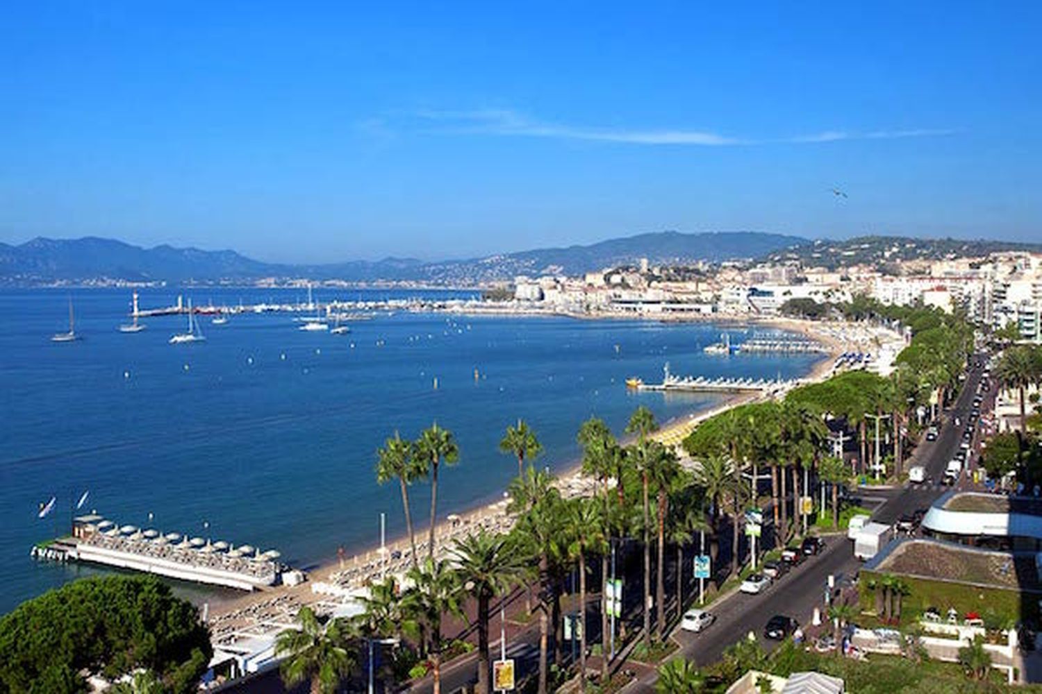 La Croisette, ses palmiers et sa plage, face à la baie