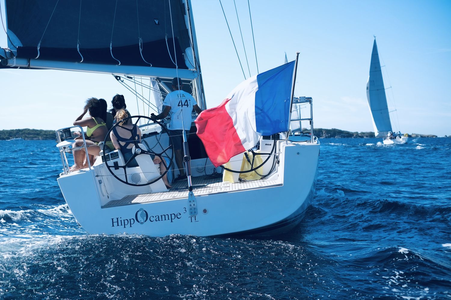 Voilier lancé sous pavillon pendant une régate entre invités