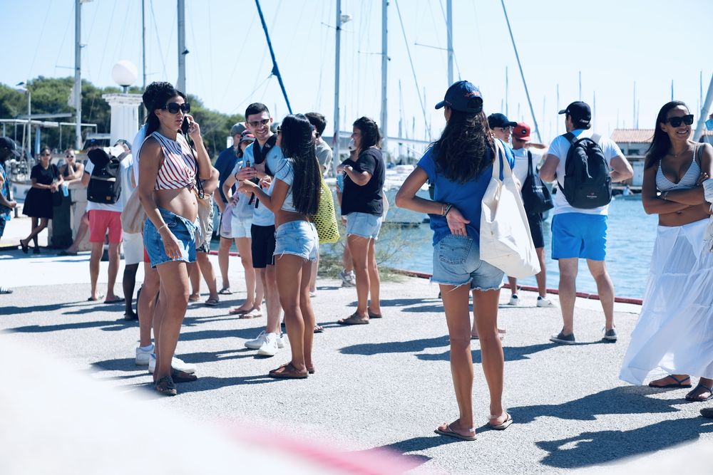 Nouveaux collaborateurs réunis sur le quai d'un port, au milieu des voiliers