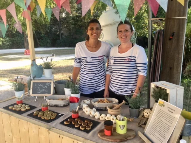 Deux animatrices derrière leur stand de dégustation