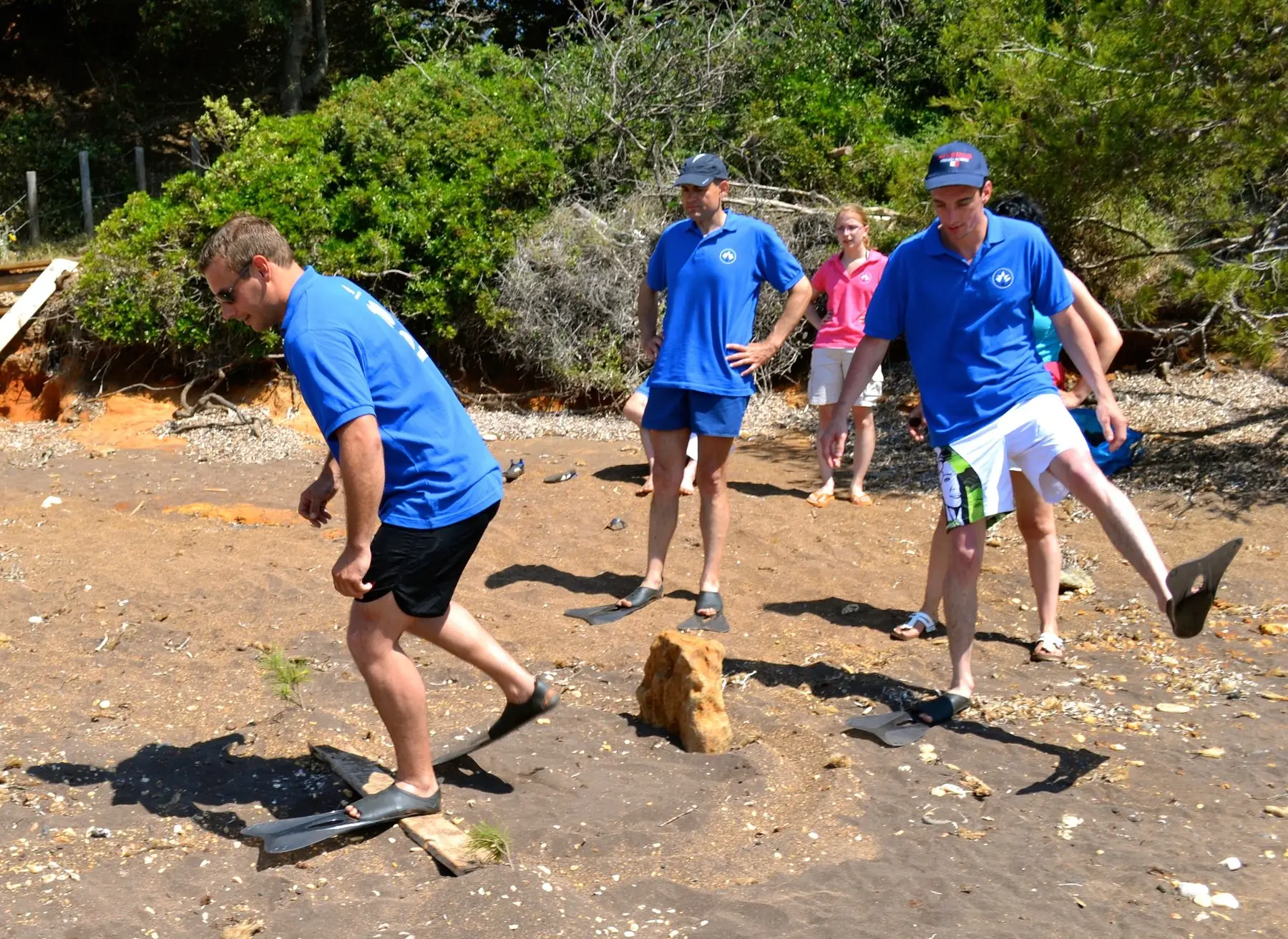 Course en palmes sur une plage, épreuve d'olympiades d'entreprise
