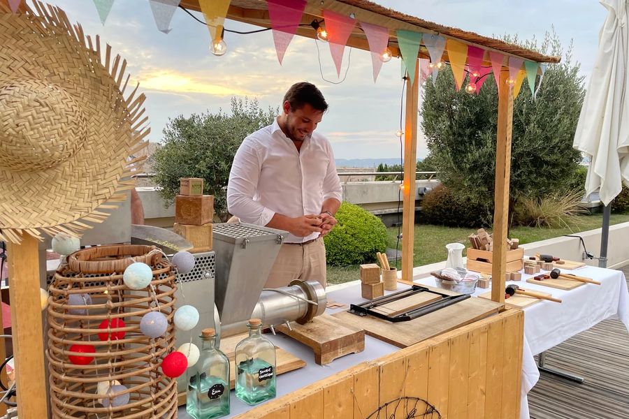 Stand de produits provençaux en soirée