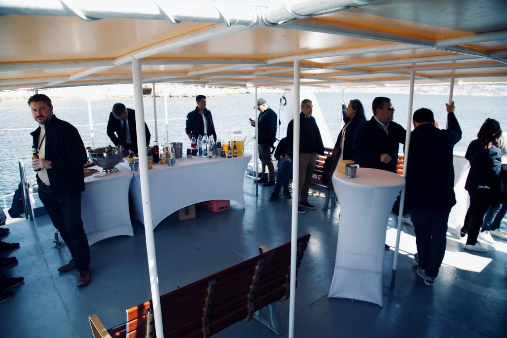 Cocktail debout sur le pont couvert d'un bateau privatisé