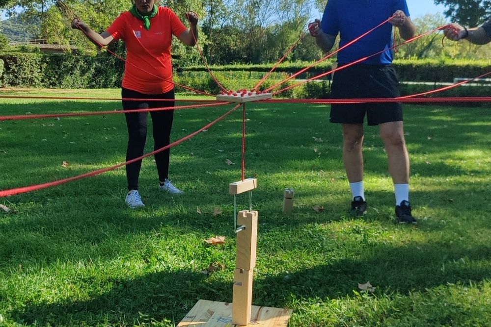 Épreuve des cordes autour d'un jeu en bois, sur une pelouse