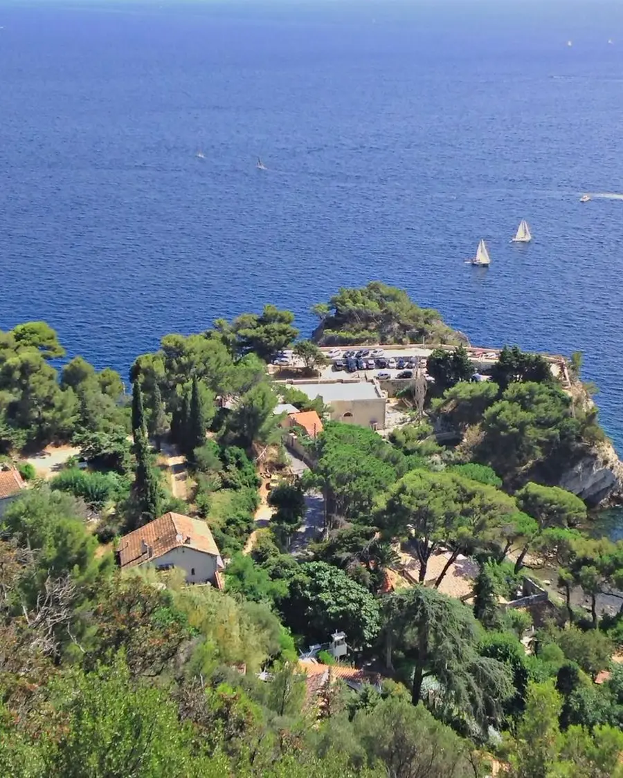 La côte et la mer vues depuis les hauteurs boisées, au-dessus de la rade