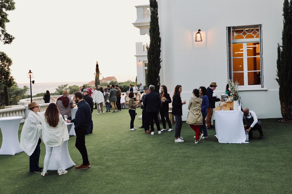 Apéritif sur la pelouse au pied de la villa, à l'heure dorée