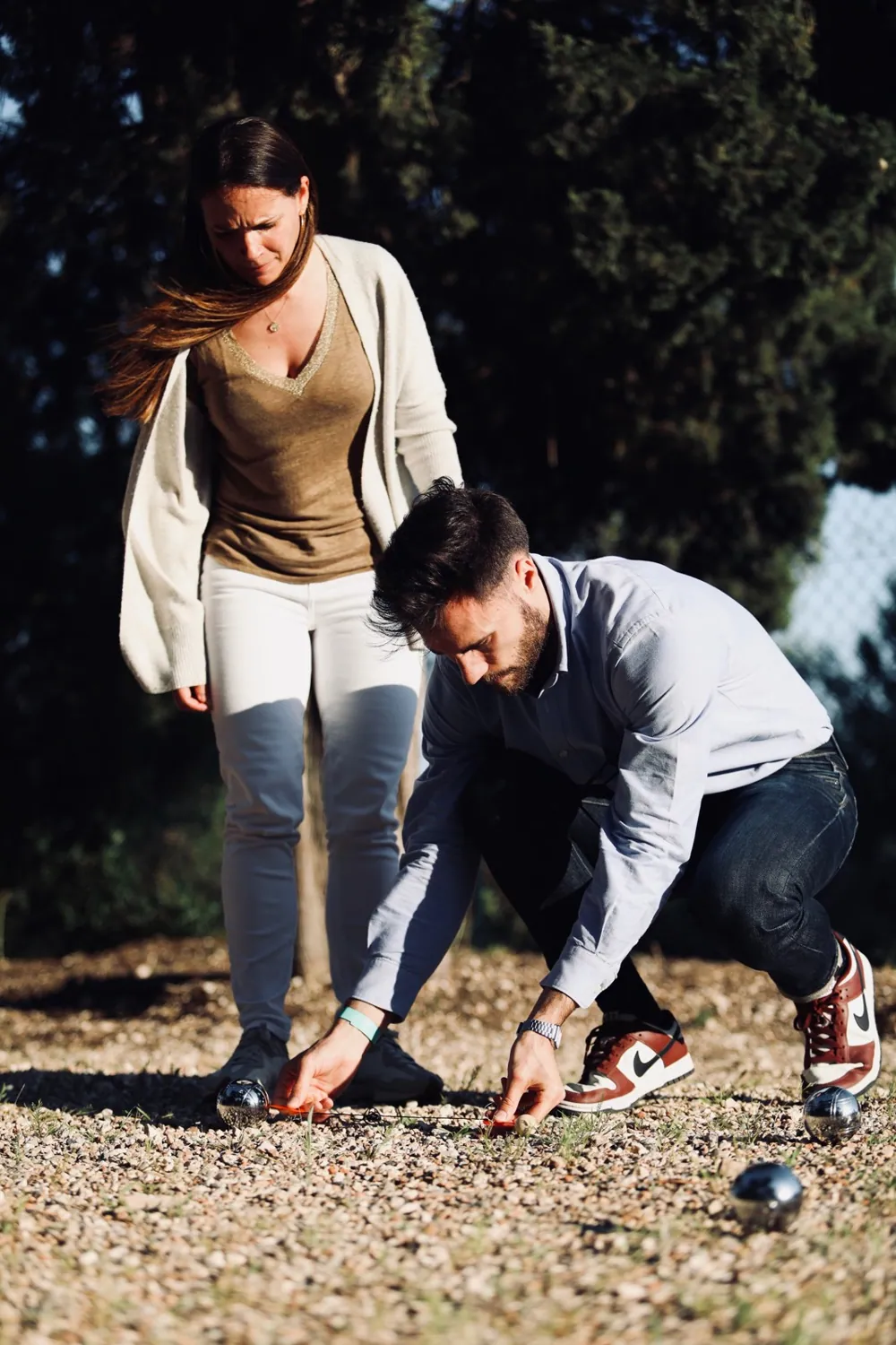 Un joueur pose sa boule au plus près du cochonnet