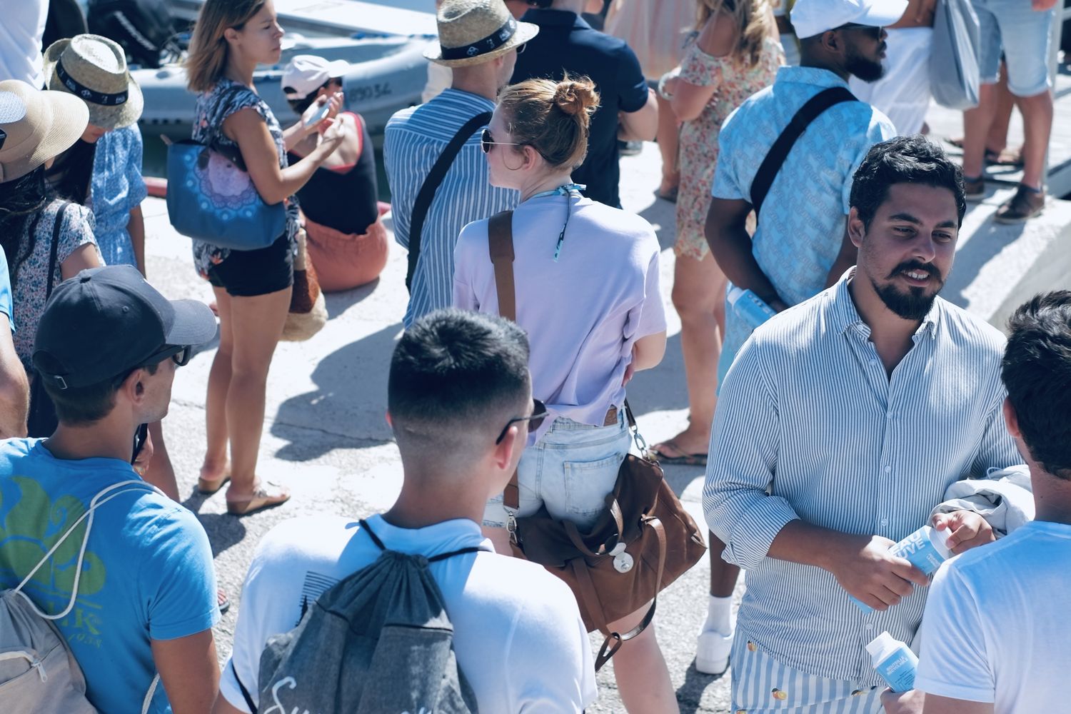 Nouveaux collaborateurs accueillis sur le quai d'un port, avant l'embarquement