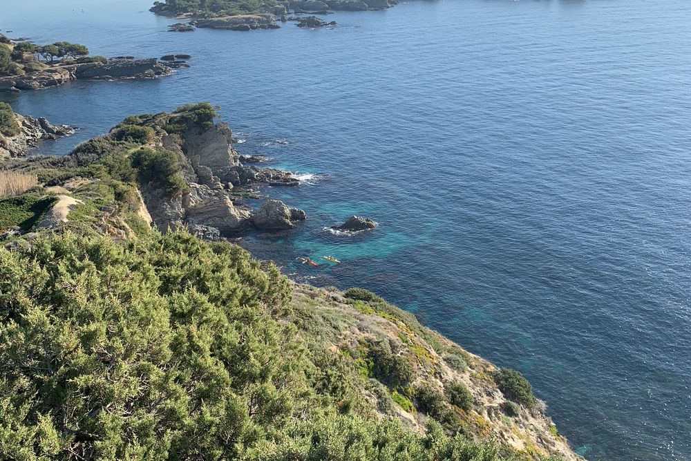Côte rocheuse et eau turquoise aux Embiez