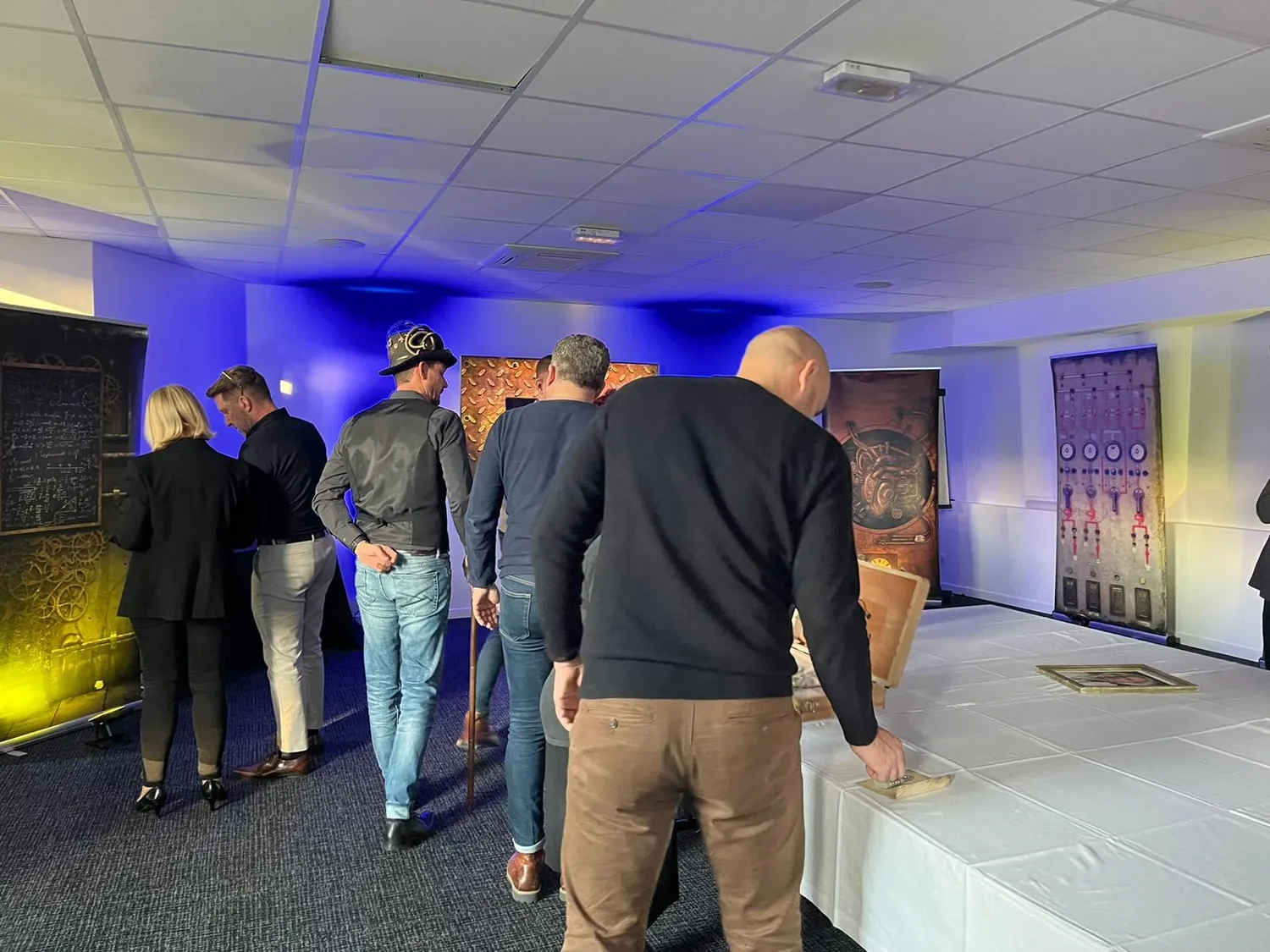 La salle de jeu montée et mise en lumière, les équipes réparties sur les postes