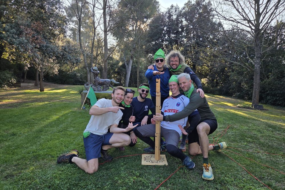Équipe réunie autour de son totem, sur l'herbe