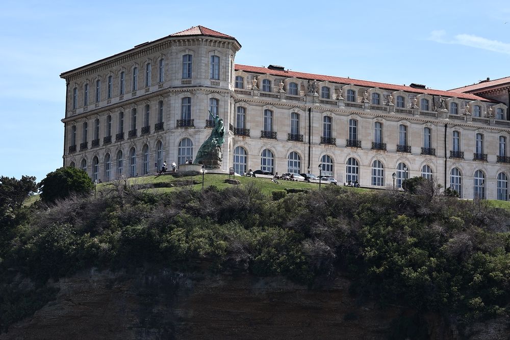 Le palais du Pharo au-dessus de l'entrée du Vieux-Port