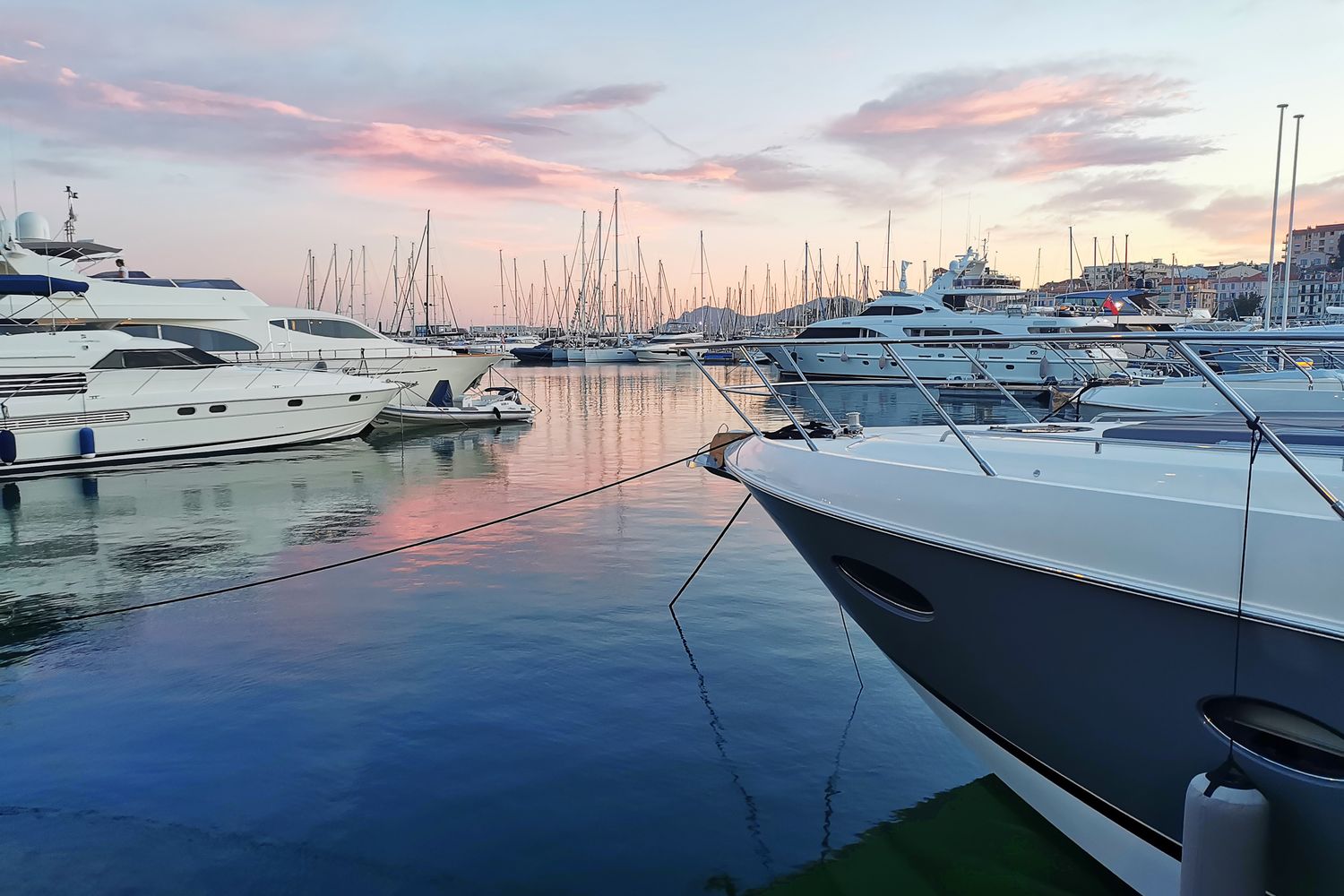 Yachts amarrés dans le port au soleil couchant