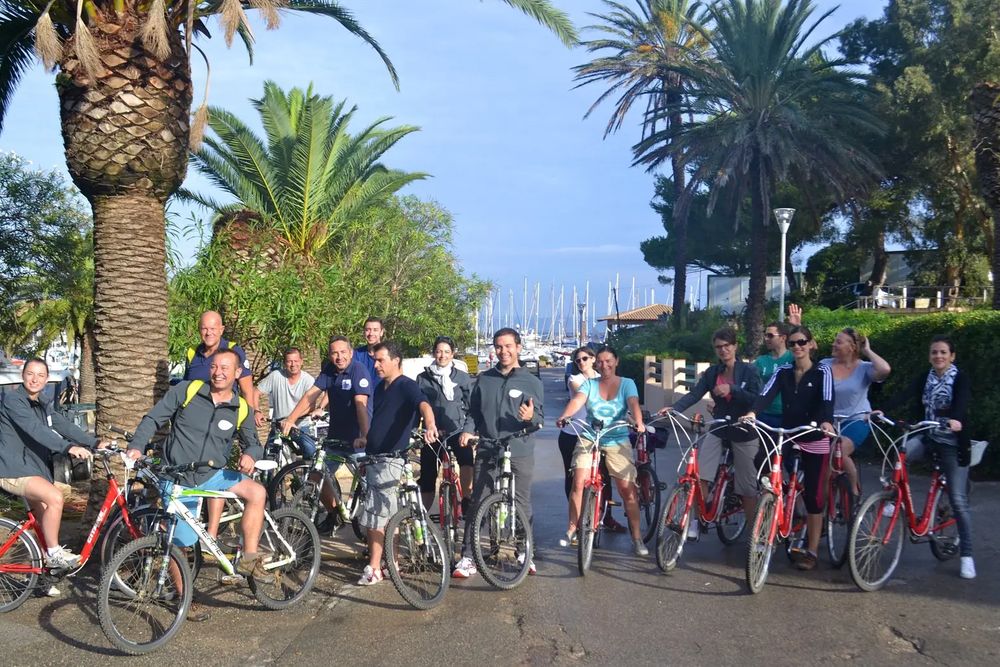Groupe à vélo sous les palmiers, au départ d'une balade