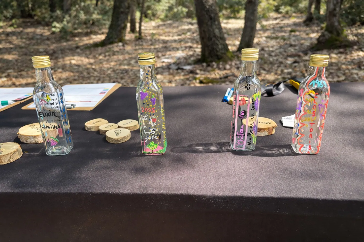 Bouteilles et jetons posés sur une table de pierre, épreuve de dégustation