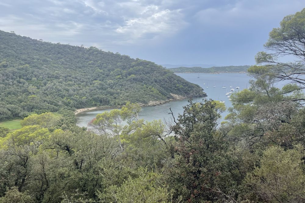 L'île de Port-Cros et son fort, au-dessus de la mer