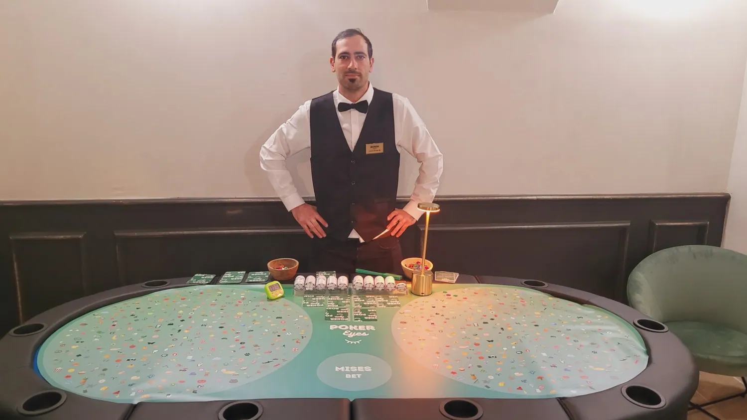Un croupier derrière sa table, prêt à ouvrir la partie