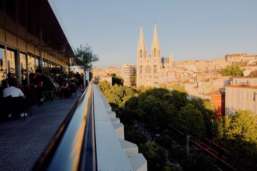 Terrasse en hauteur face aux Réformés, à la tombée du jour